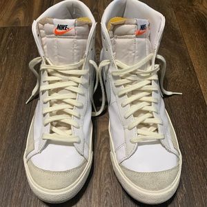 Nike Blaze Mens Sz 13
Leather and synthetic upper keeps the classic look